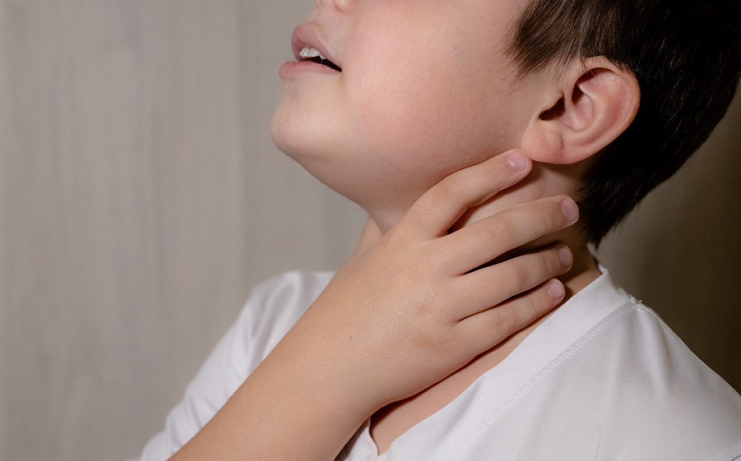 Першит в горле: незначительное неудобство или симптом болезни?