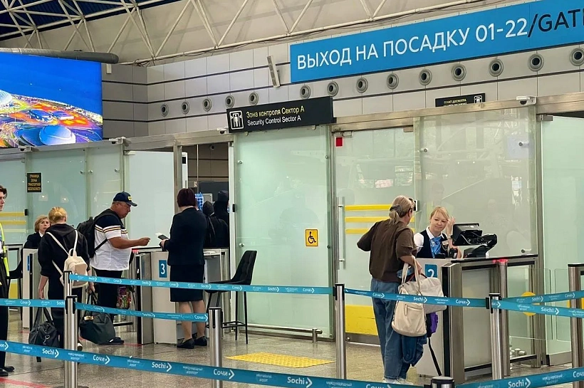 Возможны переносы и отмены рейсов: как работает аэропорт Сочи после отмены ограничений