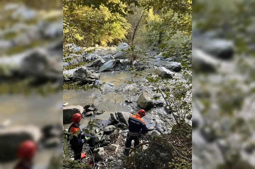Спасатели эвакуировали туристку, отрезанную водой на реке в Красной Поляне