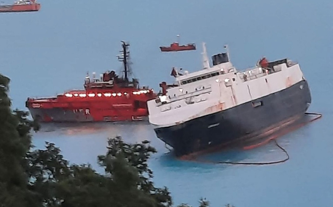 На сухогрузе у берегов Туапсе устранили поступление воды через отверстия