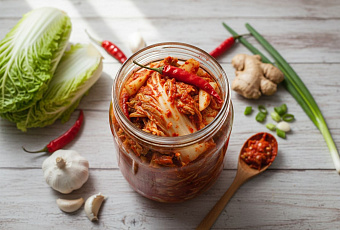 Быстрый рецепт острой кимчи из белокочанной капусты в банке