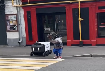 В Москве робот перевел другого робота через дорогу