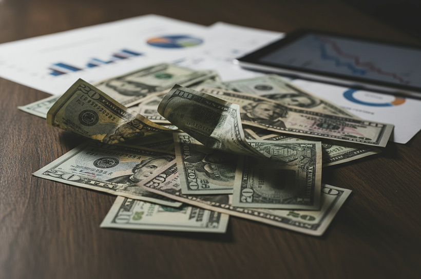 Доллар обрушился из-за геополитической неопределенности: механизм падения запущен