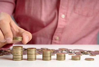 Реальные зарплаты в России в 2025 году выросли вчетверо медленнее