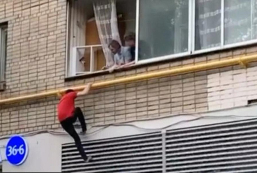 «Человек паук» прополз по стене многоэтажки и попал на видео