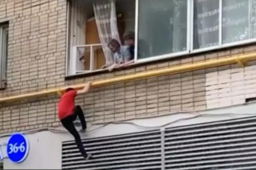 «Человек паук» прополз по стене многоэтажки и попал на видео