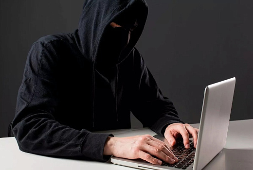 «Обратный перевод» — новая схема мошенников: жертву превращают в «дропа» и блокируют карты