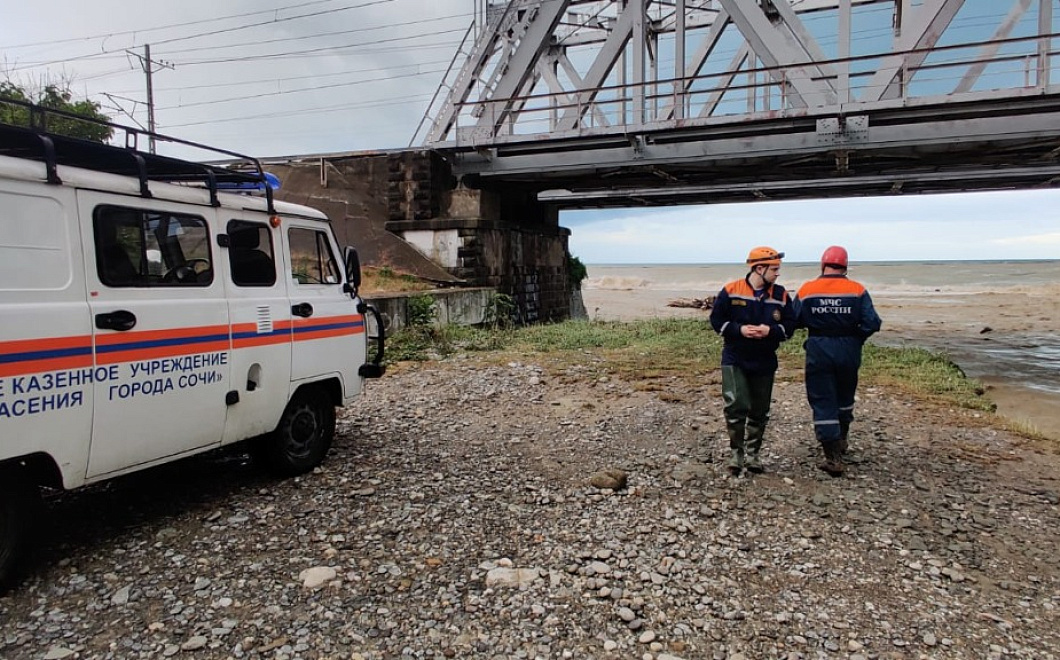 Более 60 кв. км обследовано в поисках унесенных в море троих детей и мужчины в Сочи