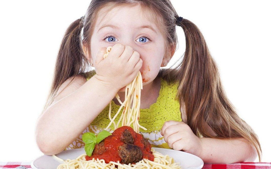 Дети, предпочитающие брать еду руками, меньше рискуют располнеть