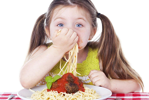 Дети, предпочитающие брать еду руками, меньше рискуют располнеть