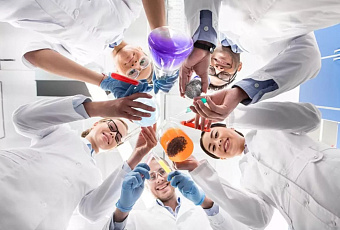 Ученые наградили коров-зебр и пиццу для ящериц Шнобелевской премией 2025