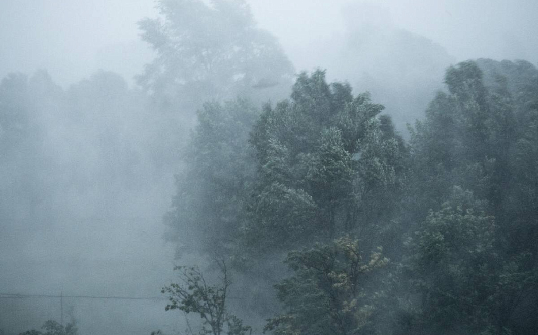 Дожди, пожары, смерчи: на Кубани действует пять штормовых предупреждений