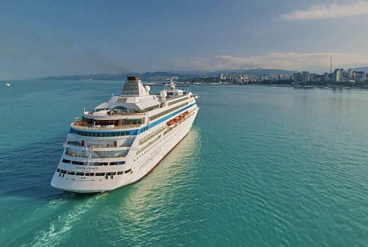 Лайнер Astoria Grande отправился в первый круиз из Сочи