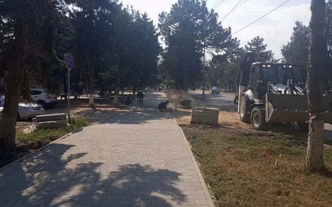 В Староминской продолжают благоустройство центральной части станицы
