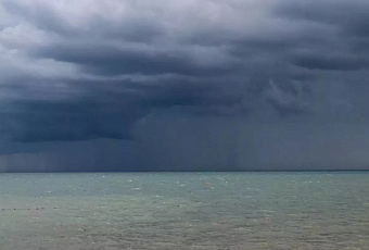 Штормовое предупреждение объявлено в Сочи из-за сильных гроз и дождей