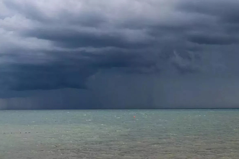 Штормовое предупреждение объявлено в Сочи из-за сильных гроз и дождей