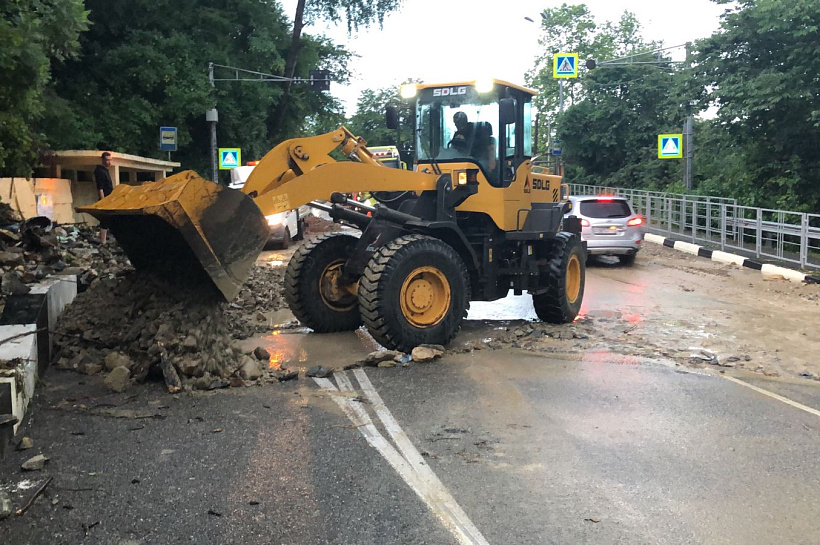 Три селя сошли на федеральную трассу в Сочи