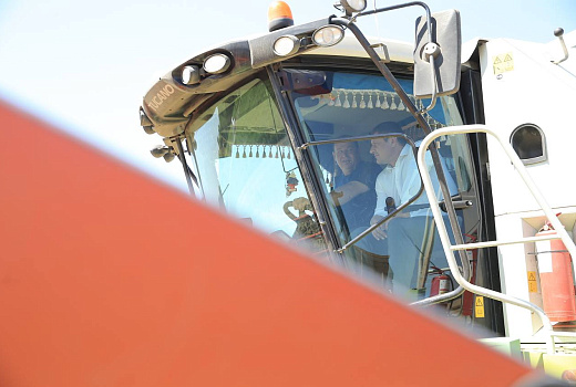 О жатве - в процессе: мэр Краснодара проехал по полю в комбайне с передовиком