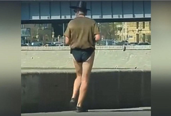 Крокодил Данди отдыхает: мужчина в ковбойской шляпе и трусах прогулялся по Москве