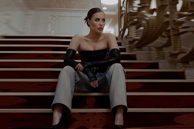 «Бюст наружу, ноги врозь»: своей фотосессией Юля Михалкова из «Уральских пельменей» возбудила фанатов