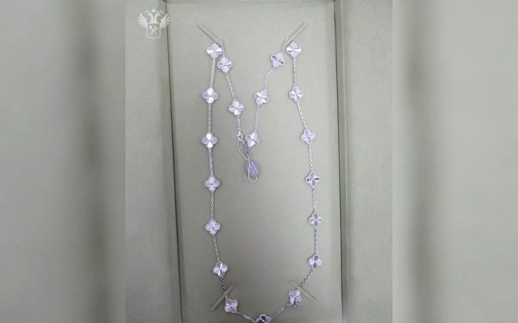 Таможенники изъяли украшения Van Cleef & Arpels на 3 млн рублей в Сочи