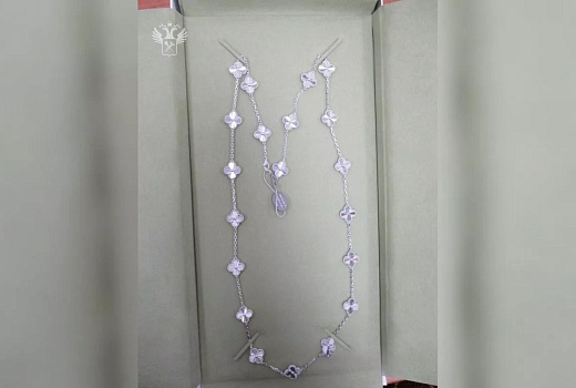 Таможенники изъяли украшения Van Cleef & Arpels на 3 млн рублей в Сочи