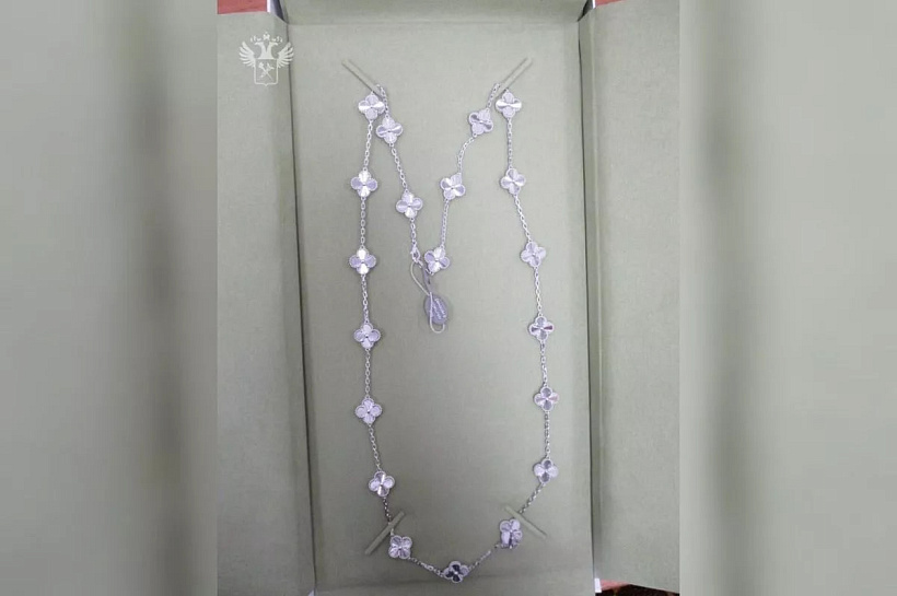 Таможенники изъяли украшения Van Cleef & Arpels на 3 млн рублей в Сочи