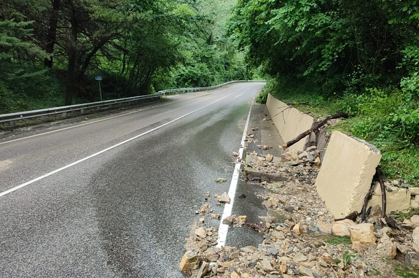 Федеральную трассу в Сочи очистили от селей