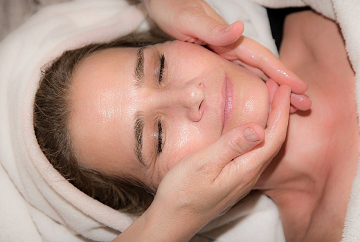 Красота не требует жертв: три неприятные процедуры кухонных косметологов, которые на самом деле не работают