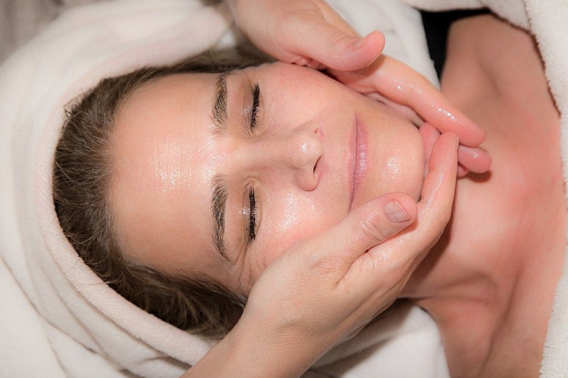 Красота не требует жертв: три неприятные процедуры кухонных косметологов, которые на самом деле не работают