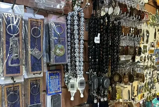Сувениры с запрещенной символикой обнаружили в торговой лавке в Анапе 