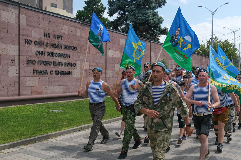 Расплескалась синева: в Краснодаре отмечают День ВДВ