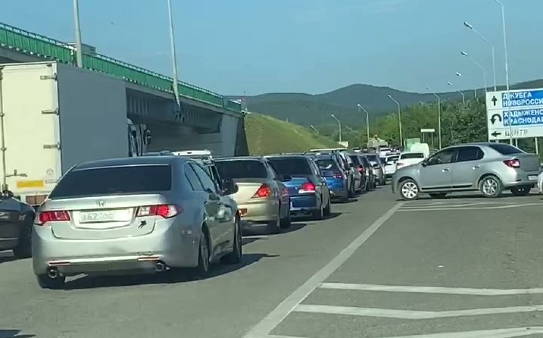 Даже в будний день: в Краснодарском крае трасса стоит в направлении моря