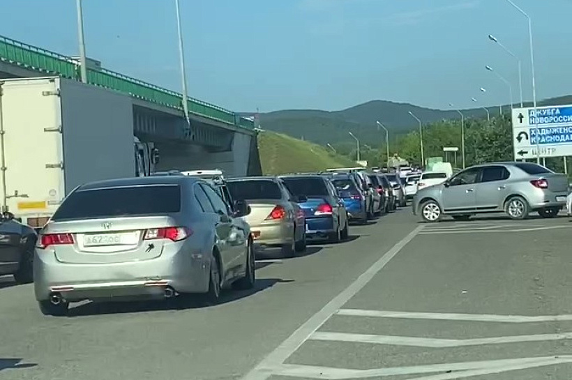 Даже в будний день: в Краснодарском крае трасса стоит в направлении моря