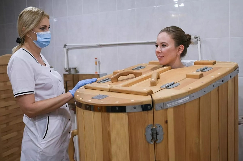 Зумеры массово едут в санатории: «пенсионерский» отдых стал новым трендом у молодежи из-за выгорания и стресса