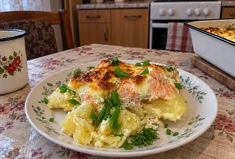 Картофель с красной рыбой под сыром: заливаем сливочным соусом и запекаем