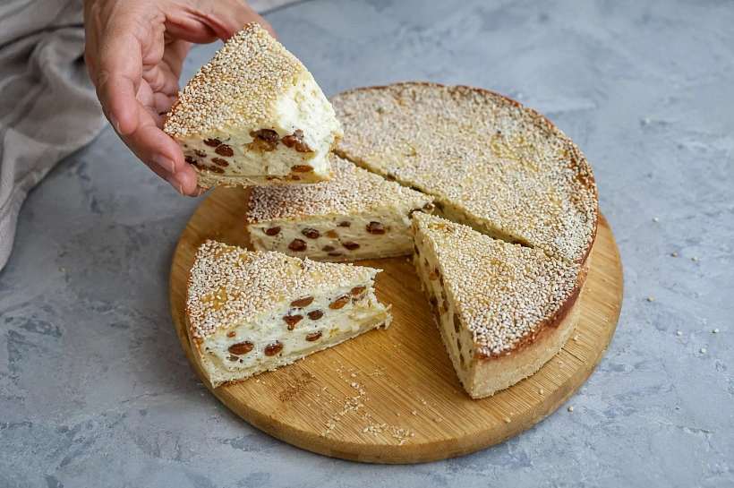 Яблоки и творог под масляной крошкой: простой пирог с нежной начинкой