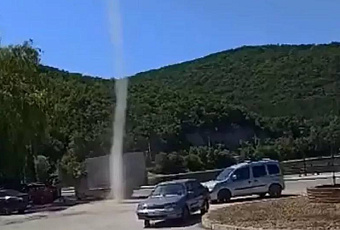 Будто смерч: пыльный вихрь под Новороссийском попал на видео