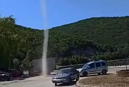 Будто смерч: пыльный вихрь под Новороссийском попал на видео