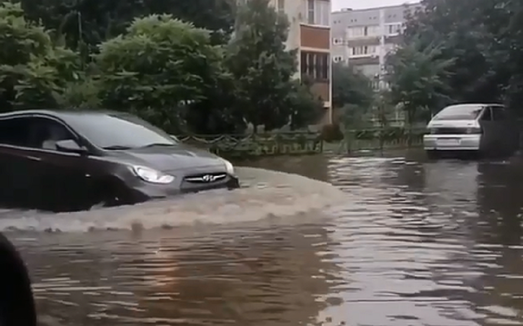 Пять ведер воды на метр: залповый ливень прошел ночью на Кропоткине