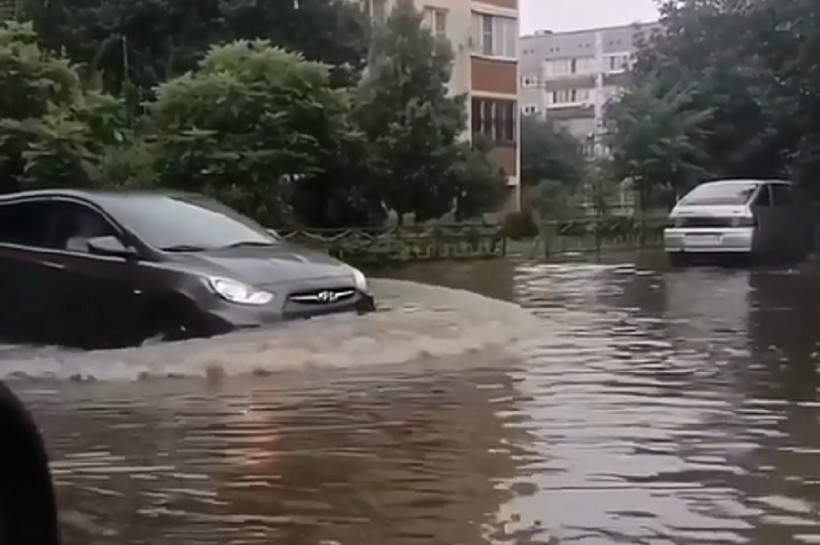 Пять ведер воды на метр: залповый ливень прошел ночью на Кропоткине