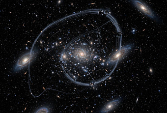 Темная материя искажает свет далеких галактик, подтверждая теории физиков