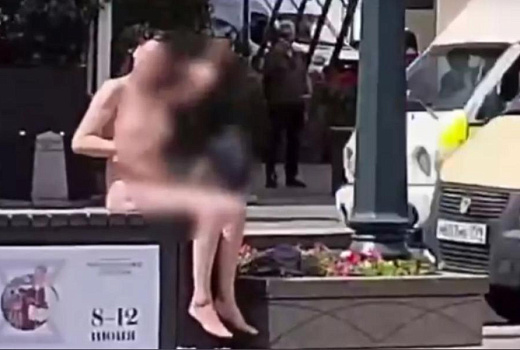«Солнечные ванны принимает»: голая женщина загорала в центре Москвы и попала на видео