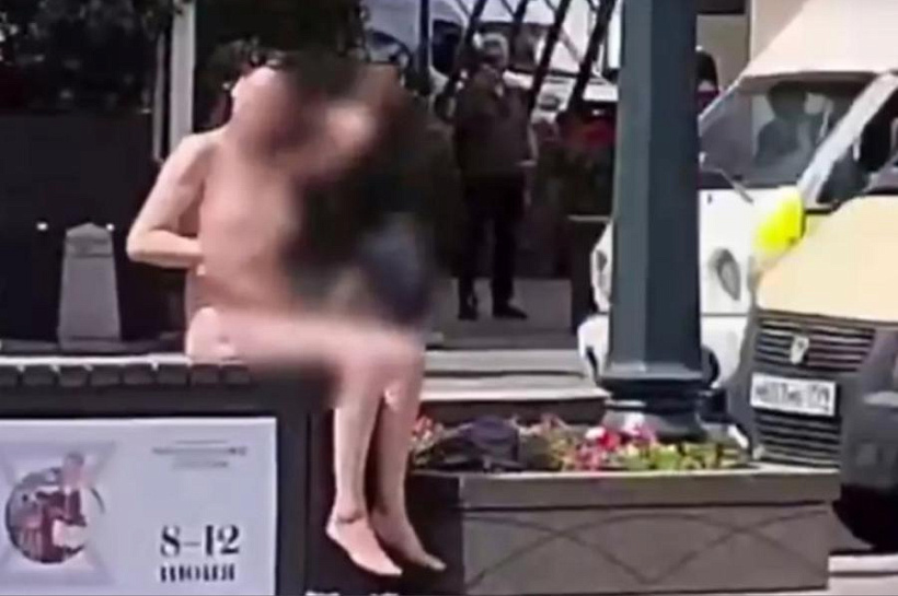 «Солнечные ванны принимает»: голая женщина загорала в центре Москвы и попала на видео