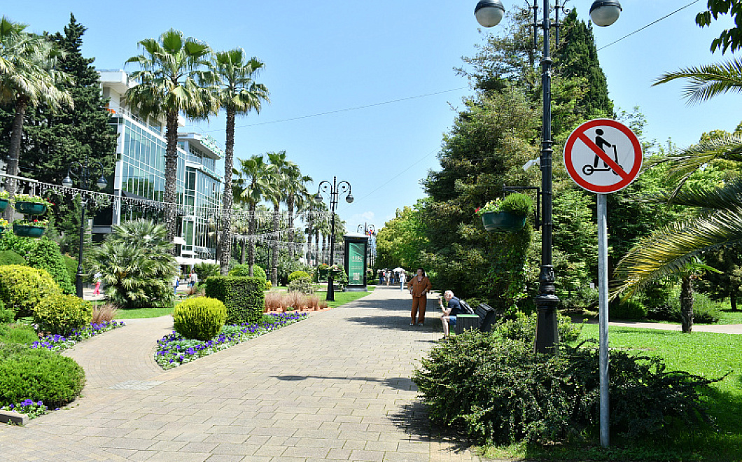 В Сочи ограничат прокат и движение самокатов. Но не везде 