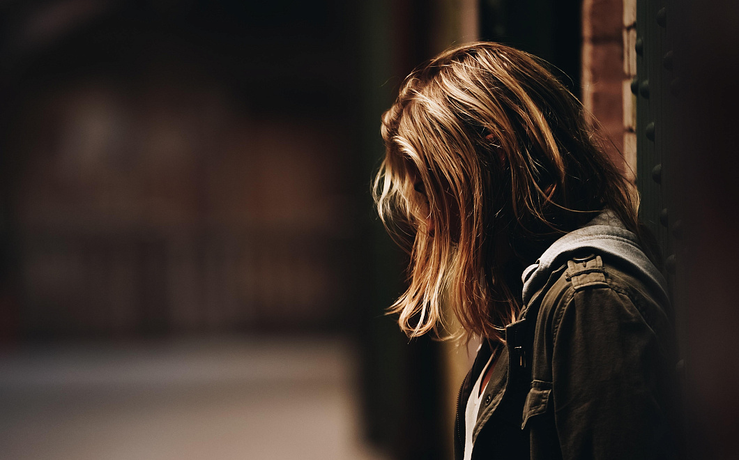 Избила ребенка в лифте: издевательства матери над дочерью попали на видео