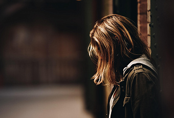 Избила ребенка в лифте: издевательства матери над дочерью попали на видео