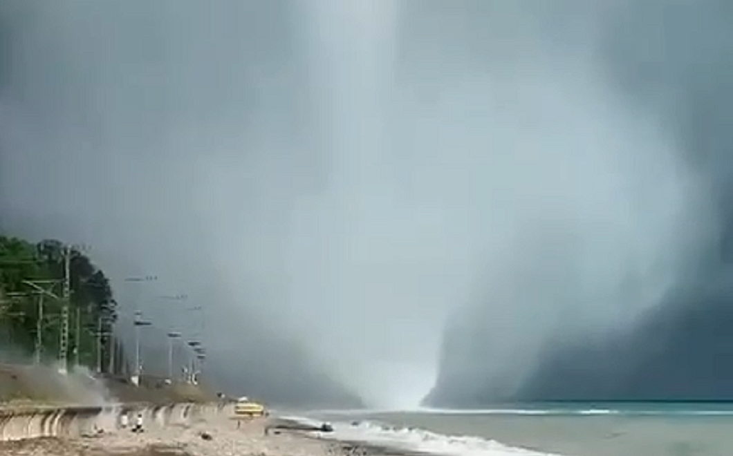 Опасные воронки у берегов Сочи: сезон смерчей начался в Краснодарском крае 