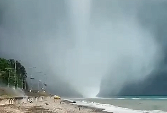 Опасные воронки у берегов Сочи: сезон смерчей начался в Краснодарском крае 