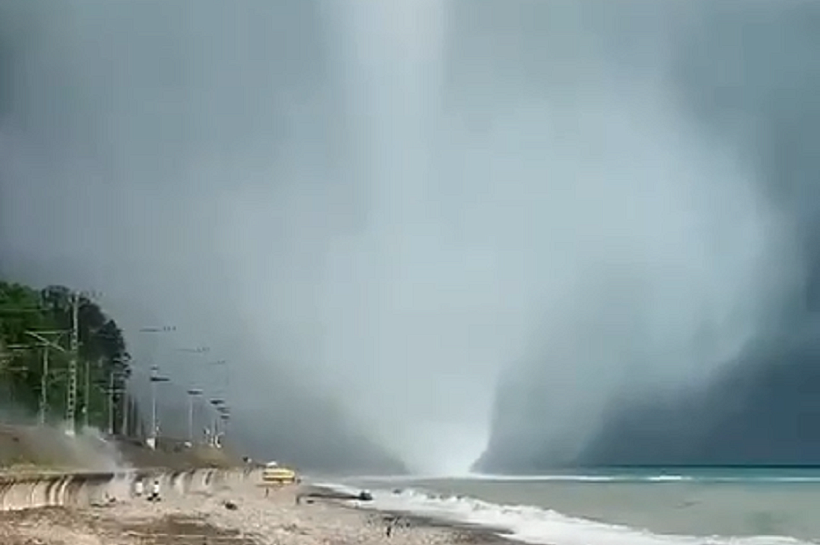 Опасные воронки у берегов Сочи: сезон смерчей начался в Краснодарском крае 